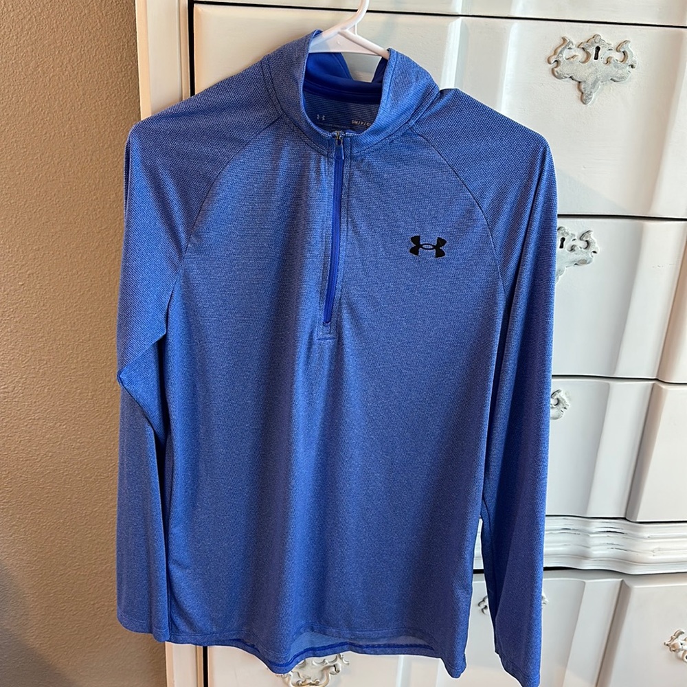Under Armour like-new men small long-sleeved shirt